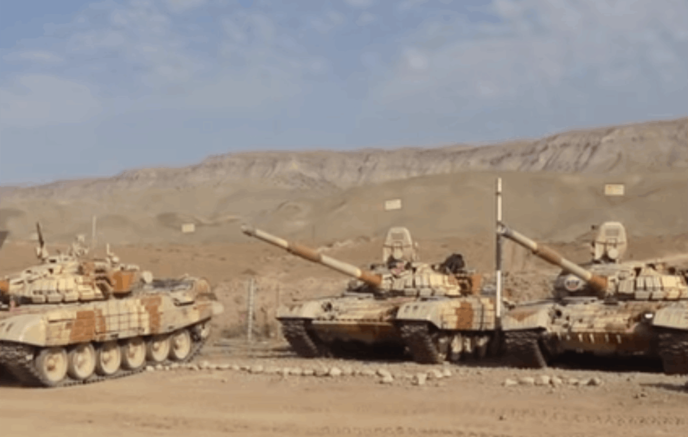 <span style='color:red;'><b>RUSKI TENKOVI</b></span> T-72 NA GRANICI AVGANISTANA: Zauzeli odbrambene položaje! (VIDEO) 